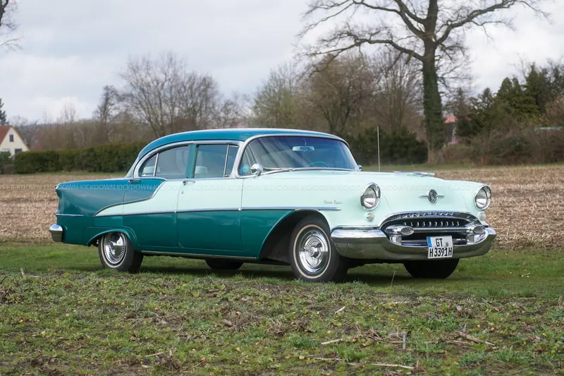 Oldsmobile 98 (1955), klassischer US-V8 mit Automatikgetriebe, zweifarbige Originallackierung in Grün, mit H-Kennzeichen