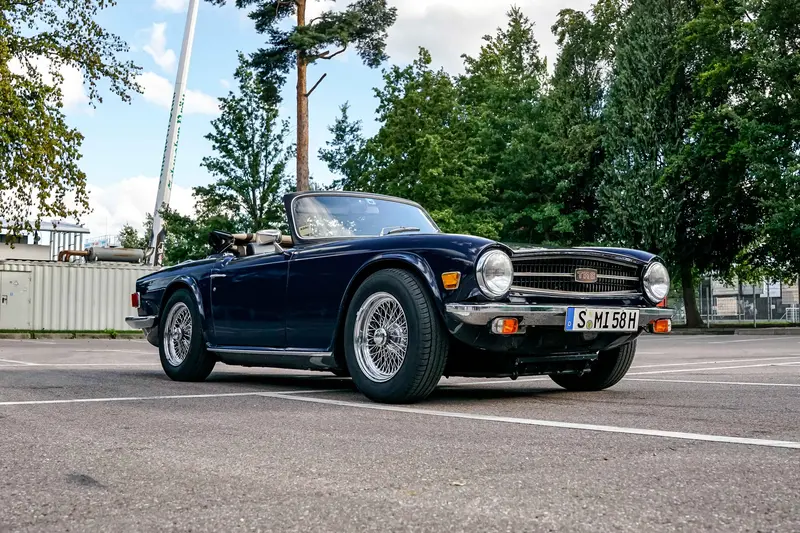 Triumph TR6 Restored Folding roof 10.900 € Investments Complete checkbook 6-cylinder in-line engine with 95 hp (1975)