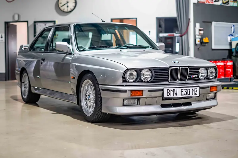 BMW E30 M3 Coupé Recaro seats electric windows BMW Classic certificate extensively restored 20.000€ invested (1987)