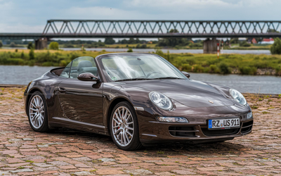Porsche 997 Carrera 4S Cabriolet (2008), elegante Farbkombination, Lederpaket, neue PASM-Stoßdämpfer und Reifen hinten