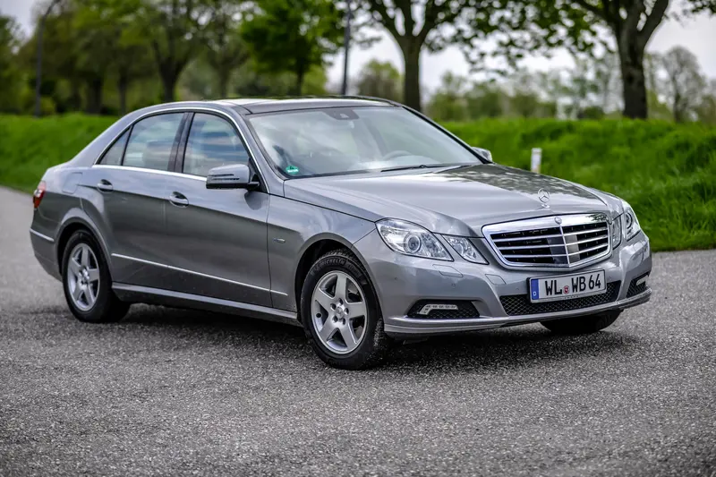Mercedes-Benz W212 E 350 CGI BlueEFFICIENCY From 2nd hand Accident-free Paddle shifters Sunroof Light package Extensive optional extras (2009)