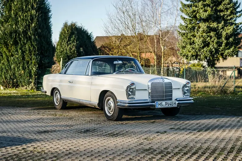 Mercedes-Benz W111 250 SE Coupé, family-owned since 1991, six-stamp pump overhauled, with certificate (1966)