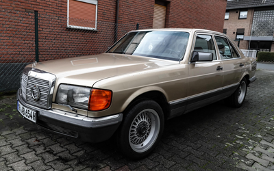 Mercedes Benz W126 500 SE aus 2. Hand in Hellgold Aktueller TÜV und Service Wertgutachten (1980)