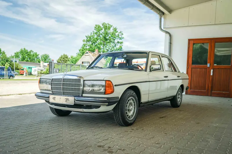 Mercedes-Benz W123 230E Jahreswagenzustand Neuer Service 136PS Servo (1983)