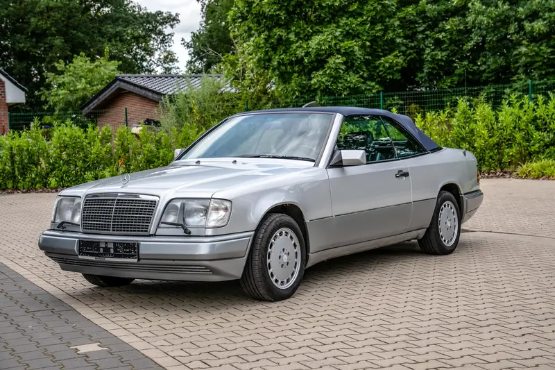 Mercedes Benz W124 E 220 Cabrio in Sonderlackierung, mit Gutachten, aus 3. Hand, Teilrestauriert, Unterboden überholt (1994)