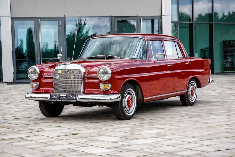 Mercedes Benz 200 D Kleine Heckflosse Becker Autoradio Schlummerrollen vorne (1966)