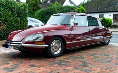 Citroën DS 21 Pallas Restored Yellow High Beam (1968)