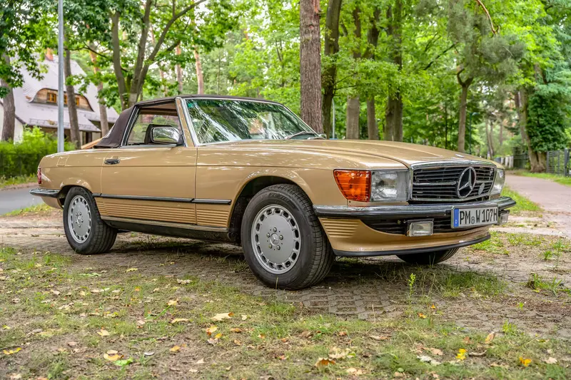 Mercedes-Benz R107 560 SL Cabriolet in Champagne Lackierung Restauriert Matching Numbers Carfax Historie (1987)