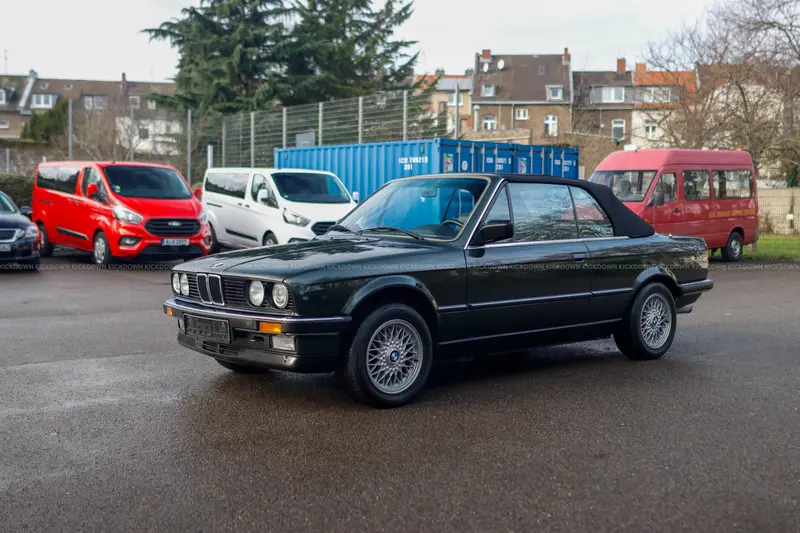 BMW E30 325i Cabrio in seltenem Malachitgrün-Metallic, M-Lenkrad, überholte Technik (1989)