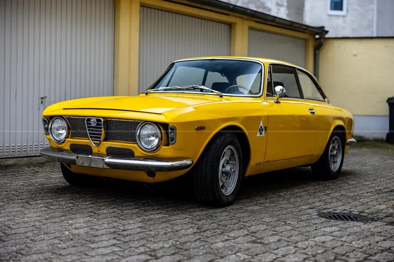 Alfa Romeo GT 1300 Junior with H license plate (1969)
