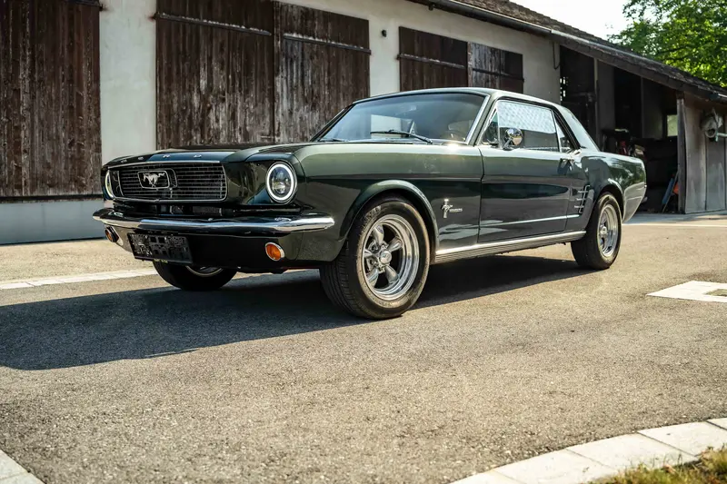 Ford Mustang GT Coupé "Ivy Green" Restaurierung von Grund auf LED-Scheinwerfer Servolenkung Leder (1966)