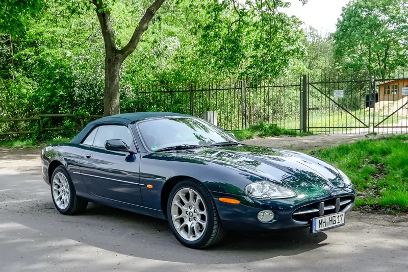 Jaguar XK8 Cabrio aus 3. Hand Neue Steuerkette Navigationssystem (2000)