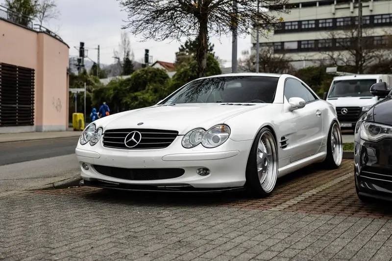 Mercedes Benz SL500 in Weiß Umfangreiche Ausstattung Aktueller TÜV MAE Felgen (2003)