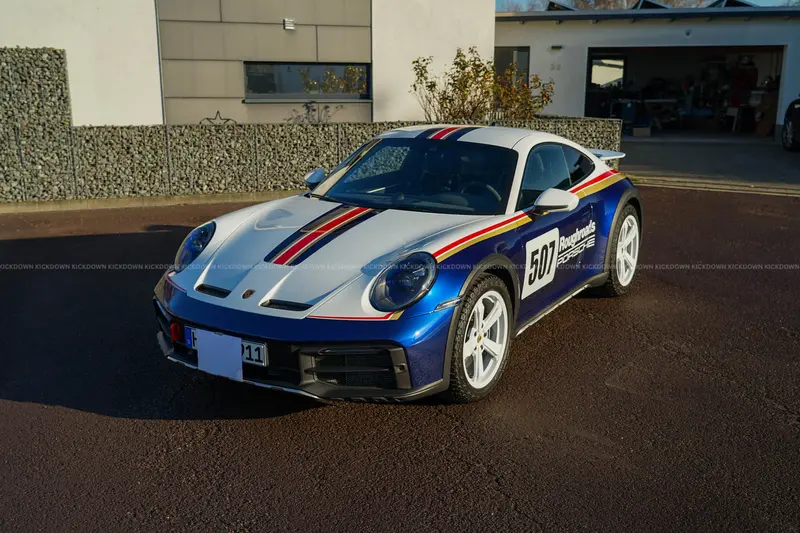 Porsche 911 992 Dakar mit Rallye Design Paket (2023), limitiert auf 2.500 Stück, erst 1.100 Kilometer Laufleistung, Approved