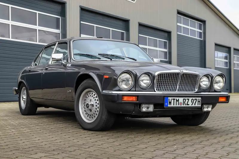 Jaguar XJ 12 Serie 3 from 1st hand Family ownership checkbook (1984)