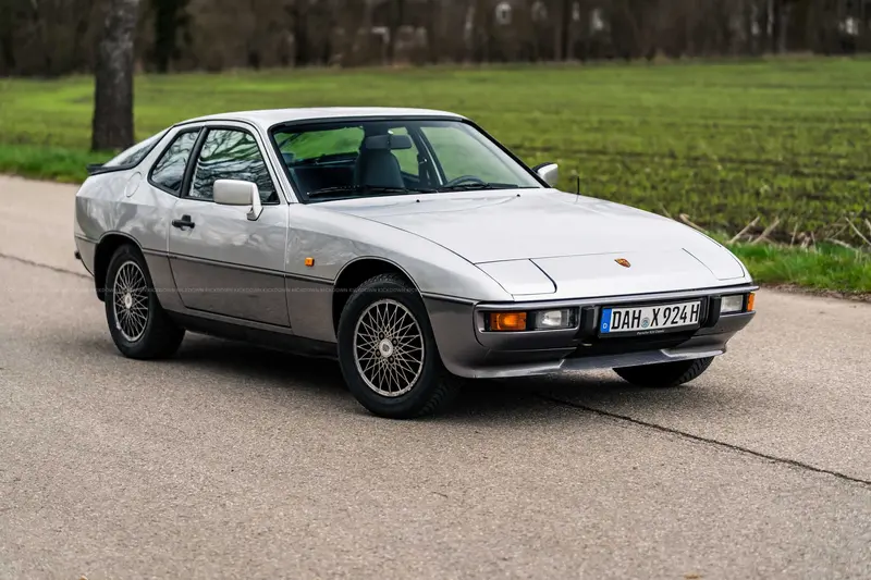 Porsche 924 (1982) from 2nd hand with H license plate, many investments, very well maintained