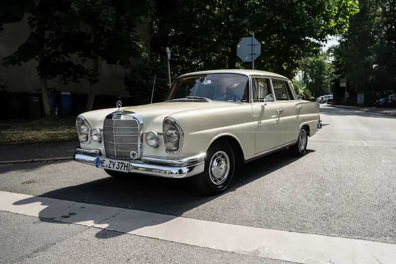 Mercedes Benz W111 220 S (1965), restauriert, umfangreiche Investitionen getätigt, Fotodokumentation