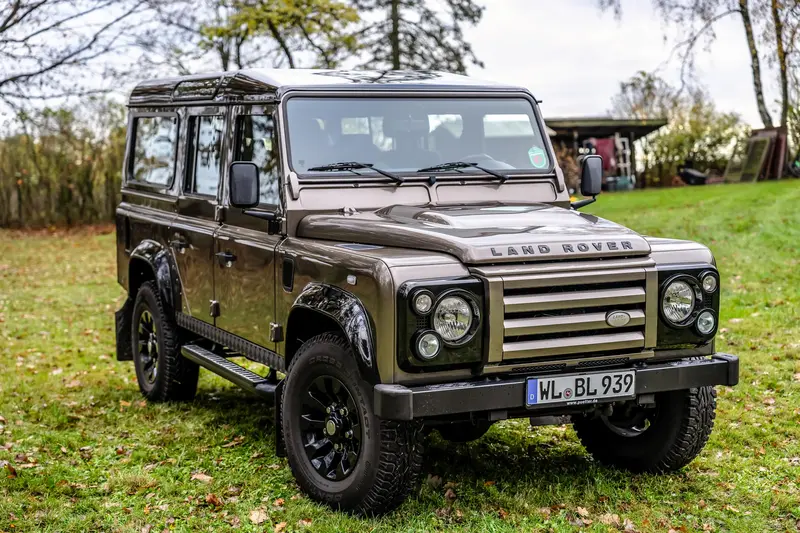 Land Rover Defender 110' Rough II Limited Edition low mileage complete checkbook Nara Bronze 1 of 100 2nd hand (2013)