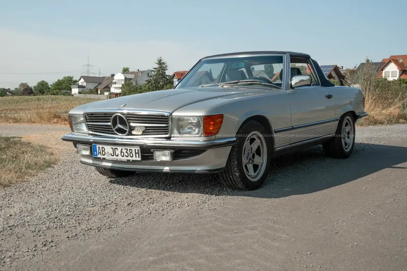 Mercedes-Benz 300 SL R107 (1985), mit AMG-Felgen, Hardtop, Sitze neu aufgebaut