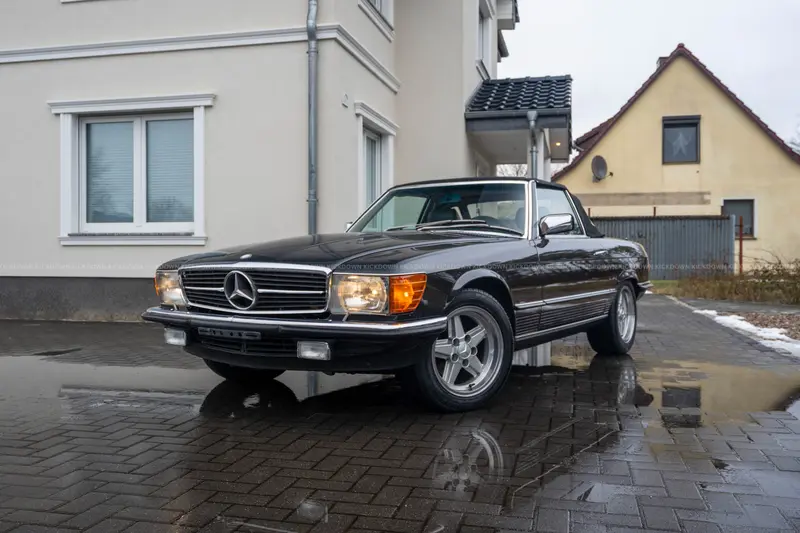 Mercedes-Benz 500 SL R107 (1985), seltene EU-Ausführung mit kalifornischer Erstzulassung, nur 33.256 Meilen, Gutachten Note 2+
