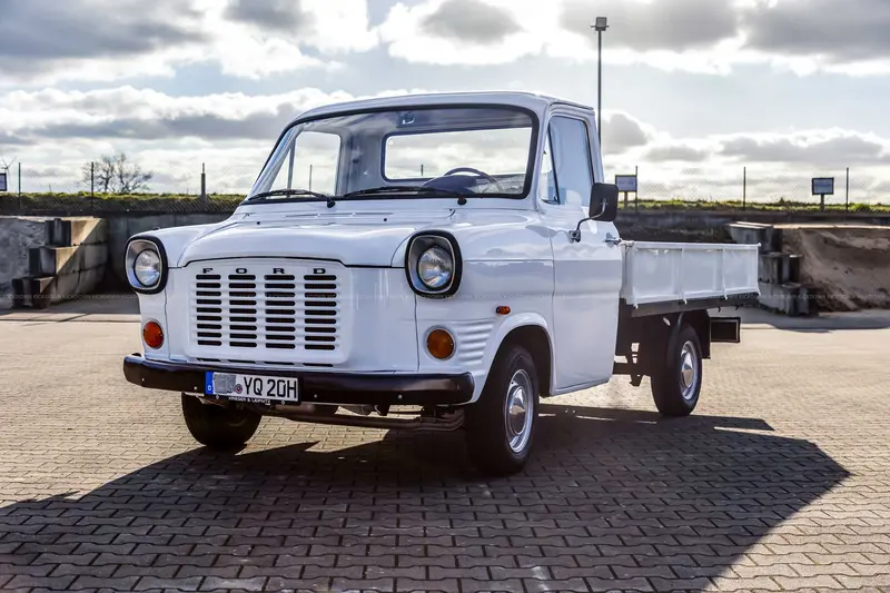 Ford Transit flatbed, restored, engine overhauled, valuation report with grade 2 (1976)