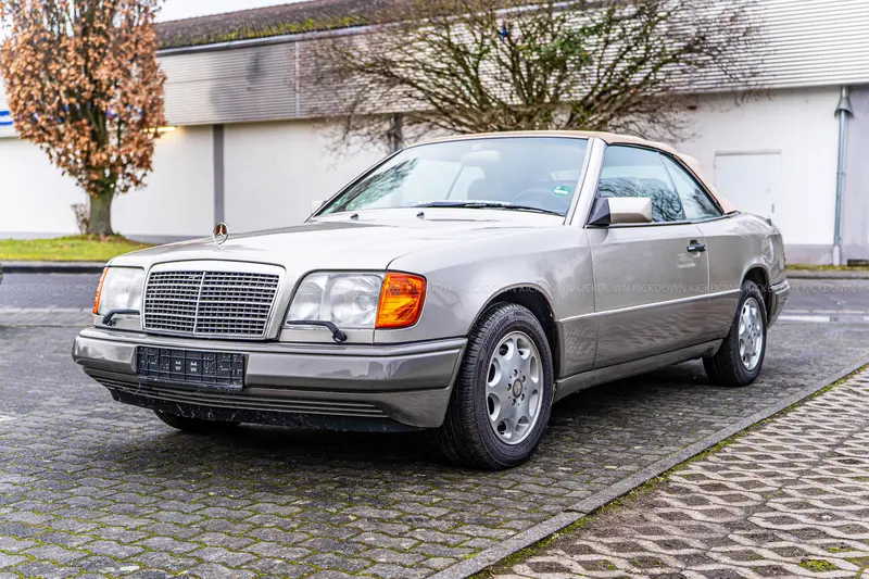 Mercedes Benz A124 E320 Cabriolet (1995) in eleganter Farbgebung, Vollausstattung, gepflegter Zustand