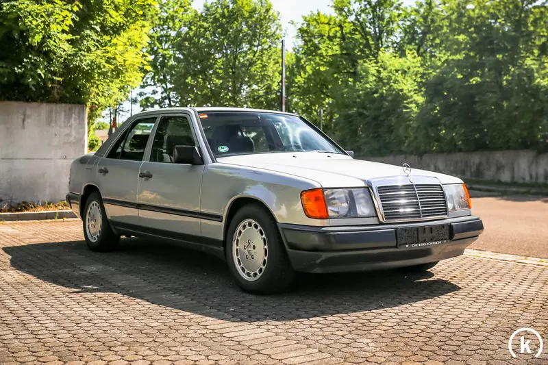 Mercedes-Benz W124 300E Astralsilber Becker Europa Schiebedach (1989)