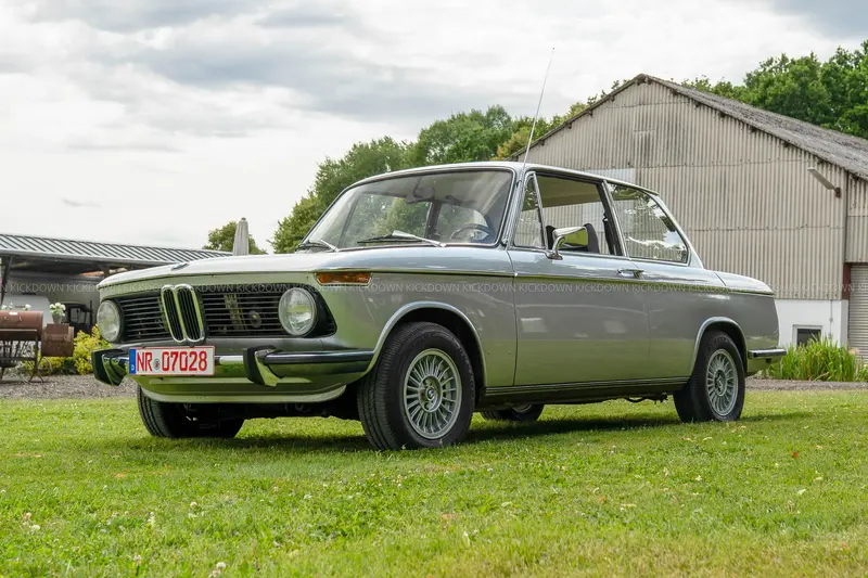 BMW 2002 tii (1973), umfangreich restauriert, neu lackiert, klassische Farbkombination