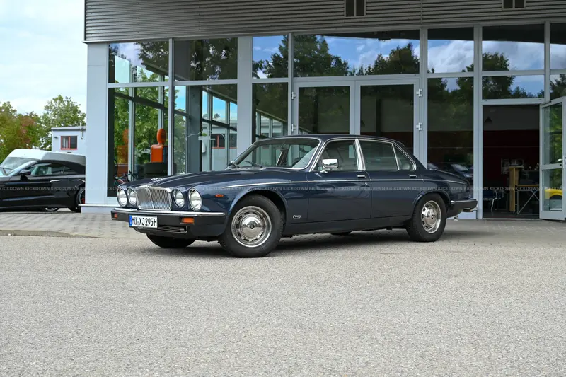 Jaguar XJ12 Sovereign with an "H" license plate, classic color combination, V12 engine (1987)