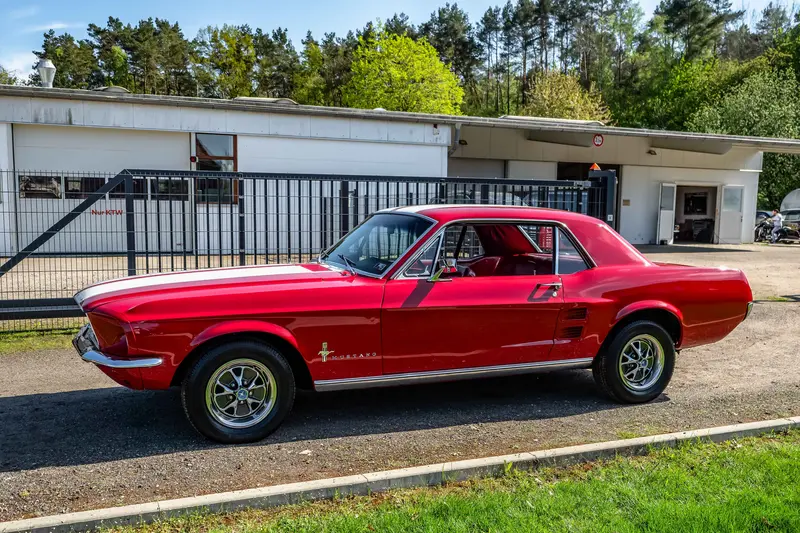 Ford Mustang V8 Coupe 4.7L V8 200hp power steering partially restored good condition (1967)