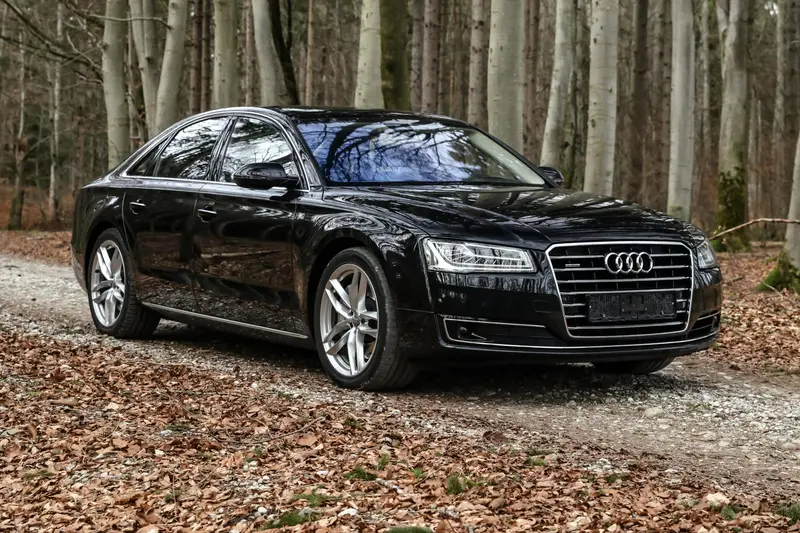 Audi A8 4.0 TFSI Quattro in black from 3rd hand Complete checkbook Extensive equipment (2014)