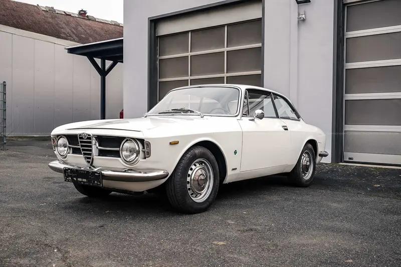 Alfa Romeo GT 1300 Junior Kantenhaube (1970) with H license plate and short certificate with a grade of 2+
