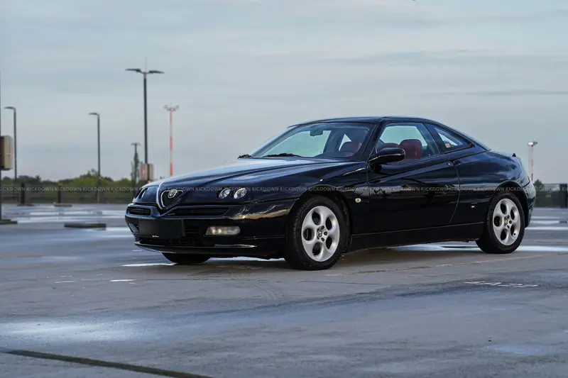 Alfa Romeo GTV 2.0 TS 916 (1998), im Familien-Erstbesitz, komplett neu lackiert, große Wartung durchgeführt, umfangreiche Ausstattung inkl. MOMO-Sportsitzen