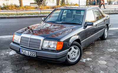Mercedes-Benz W124 230E from 2nd hand sunroof Original alloy rims 8-speed tires (1990)