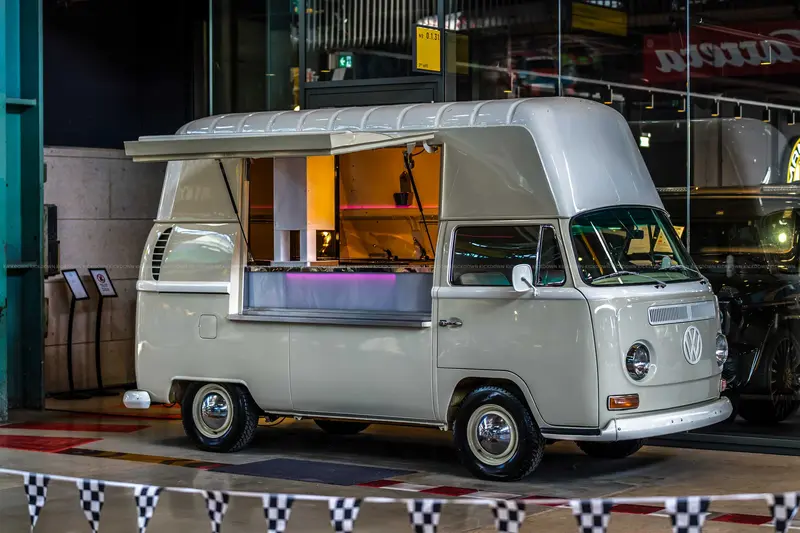 Volkswagen T2a (1967), Ausbau zum Catering-Fahrzeug, mit extra angefertigtem Hochdach, umfangreiche Investitionen