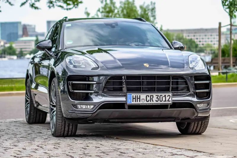 Porsche Macan Turbo with performance package from 2nd hand complete checkbook Porsche Approved (2017)