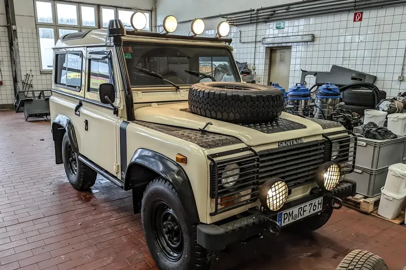 Land Rover Santana 2500 with 2.25 liter diesel engine 75 hp Spanish Navy vehicle Restored 2nd hand Accident-free (1991)