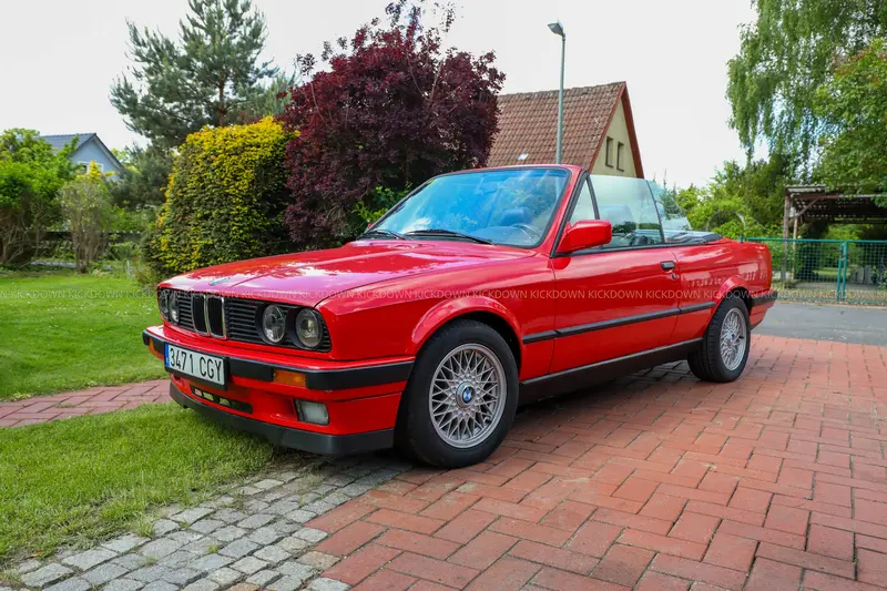 BMW E30 320i Convertible (1992), already completely repainted, soft top in like-new condition, mechanically restored