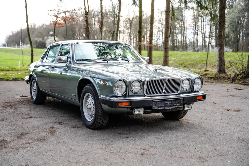 Jaguar XJ12 Series III, checkbook maintained with 63,500 km mileage, H license plate, 2nd hand, very well maintained condition (1991)