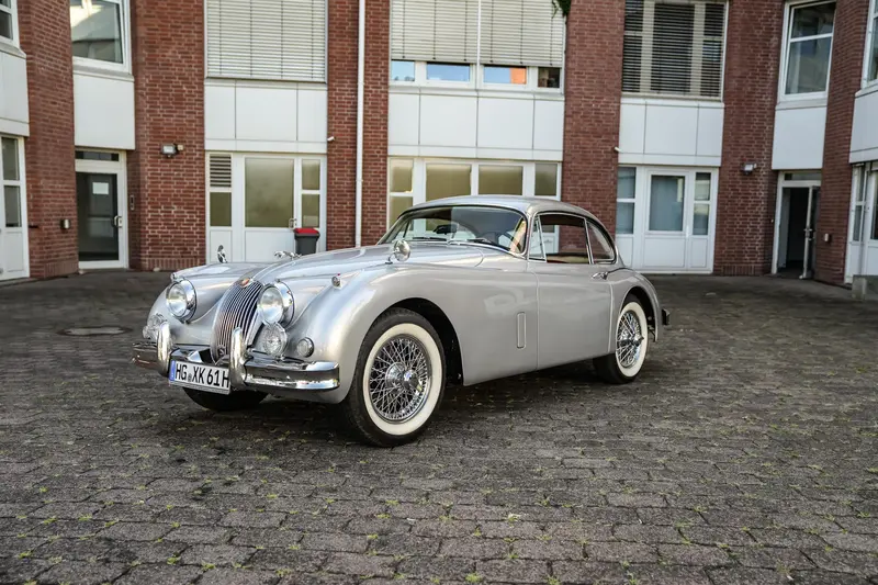 Jaguar XK 150 FHC komplett restauriert in sehr gutem Gesamtzustand , Umrüstung auf 5-Gang-Getriebe (1961)