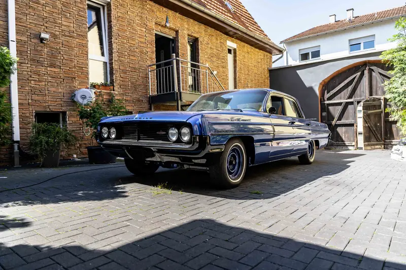 Oldsmobile Super 88 Restored €40,000 Investment 6.5-liter V8 engine (1963)