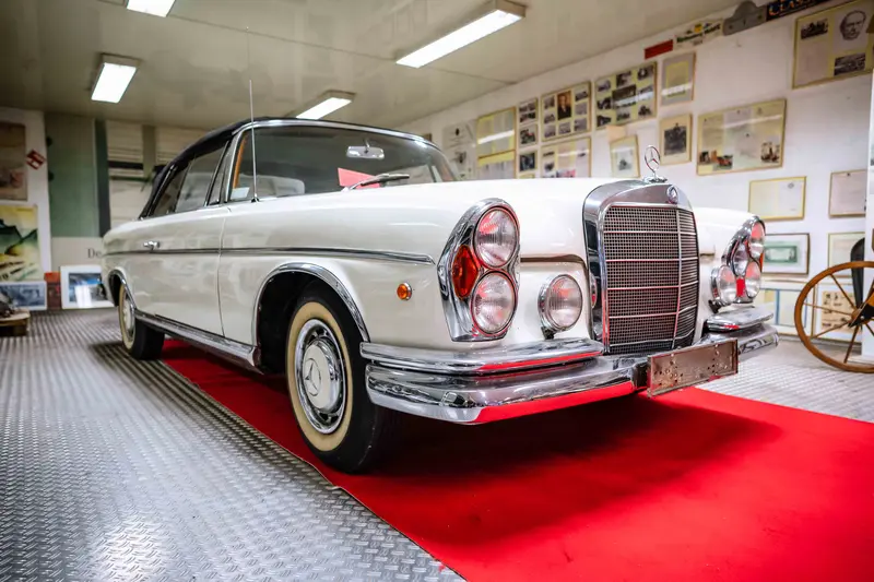 Priv. Sammlung - Mercedes-Benz W111 220 SEb Cabrio (1962)