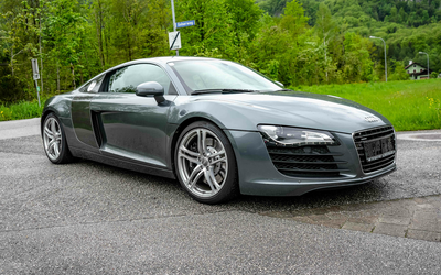 Audi R8 Coupe from 2nd hand with only 62,925 km mileage, complete checkbook (2008)