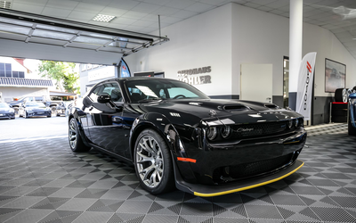 Dodge Challenger Black Ghost einzigartige Optik Neuwagen Hellcat Redeye Widebody-Motor mit 807 PS (2023)