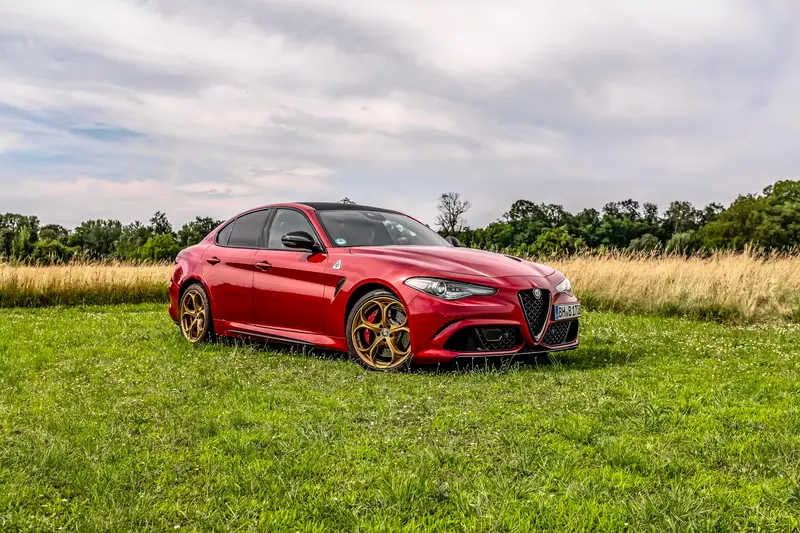 Alfa Romeo Giulia Quadrifoglio aus 2. Hand Scheckheft Gepflegt Dach & Spiegel foliert (2018)