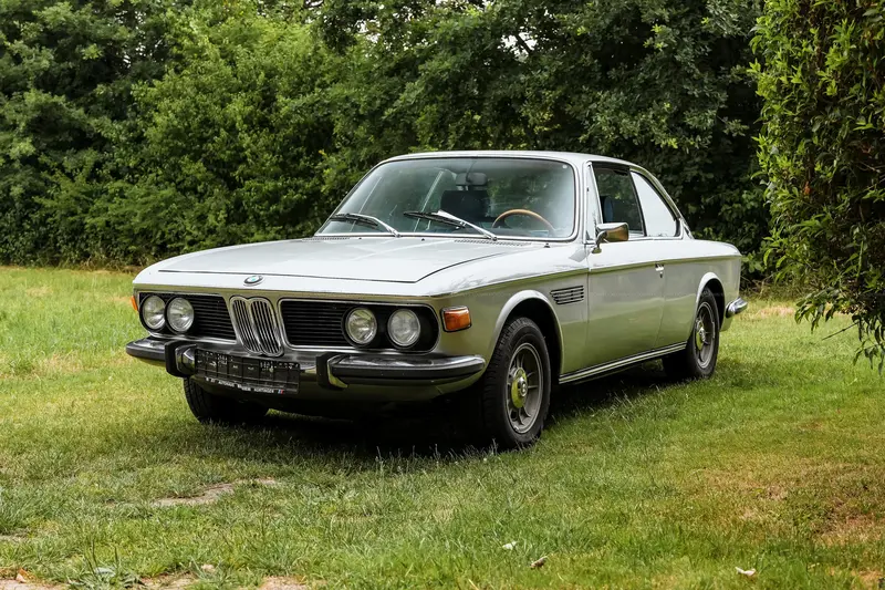 BMW 3.0 CS E9 (1972), viel investiert, stets gepflegt, klassische Farbkombination