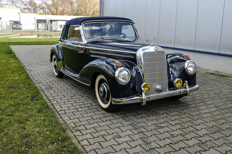 Mercedes-Benz W187 220 A Cabrio in Blau Umfangreich Restauriert Mit Kofferset (1952)