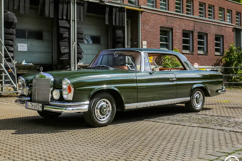 Mercedes-Benz W111 220 SEb Coupé dunkelgrün Schiebedach Servo Blaupunkt Kassette (1965)