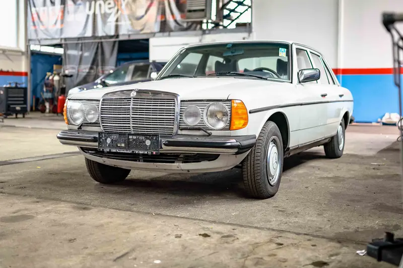 Mercedes Benz W123 250 Restauriert Technik überholt Schiebedach Tempomat (1978)