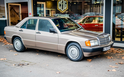 Mercedes Benz W201 190E 61t km TÜV Service braun (1992)